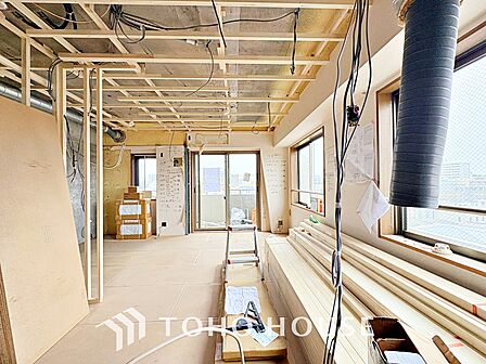 【改装中】居心地のいい暮らしには欠かせない眩い採光。ゆったりとした幅の窓からこの空間に降り注ぐ採光が絶えない。