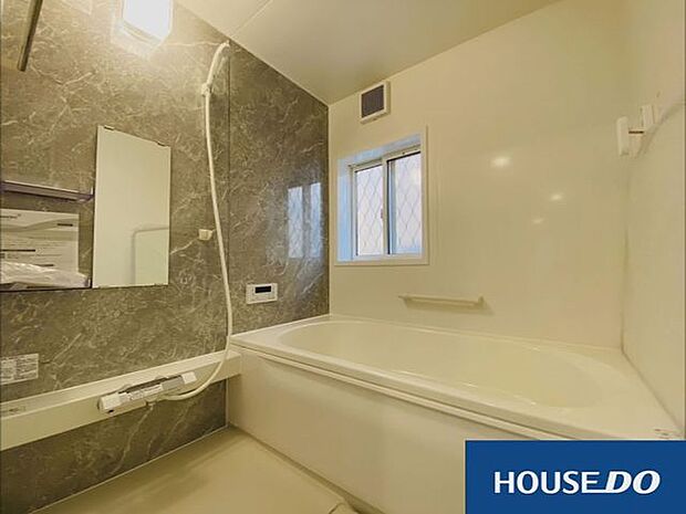 【内外装リフォーム済】もちろんお風呂も新品交換　ハウステックのシステムバスルーム「ルクレ」を採用　ガラスのように美しいクリア層が上品な高級感を演出するキューブ形照明