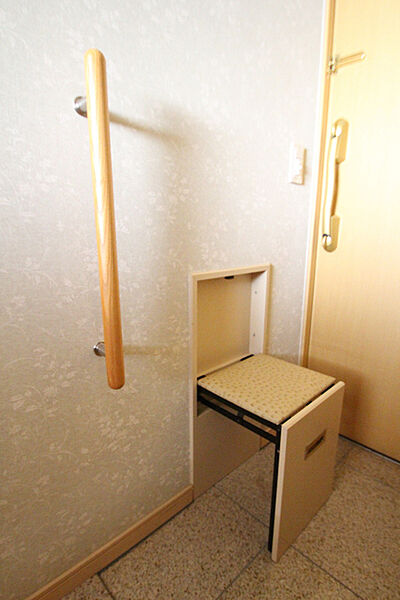 画像29:玄関には手すりと折り畳み式のイスが！