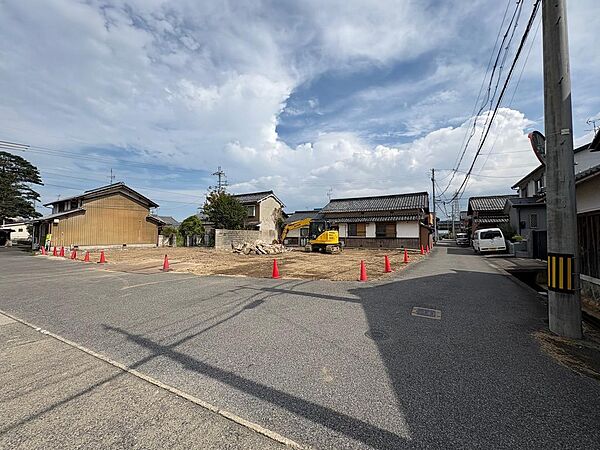２号地を前面道路（北西角側）から見た写真です。住宅街の中なので車通りはとても少ないですが、前面道路が約9mととても広いので開放感があります！北西側約9m幅と南西側約4m幅の道路に二方接しています。