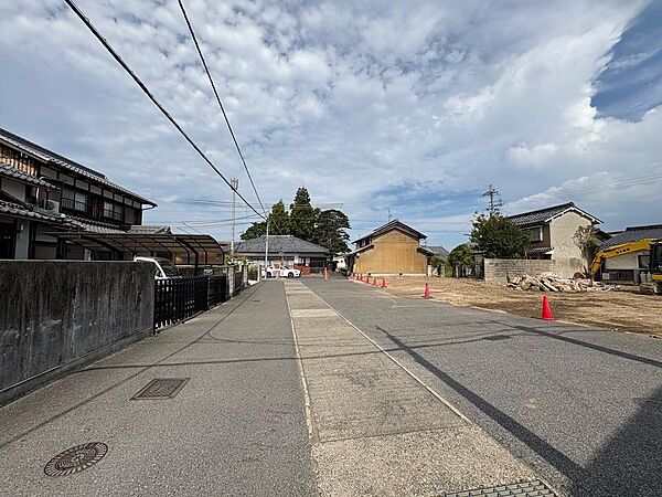 2号地側から1号地を見た前面道路になります。とても広いですね！