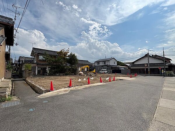 １号地を前面道路（北東角側）から見た写真です。住宅街の中なので車通りはとても少ないですが、前面道路が約9mととても広いので開放感があります！北東側約2m幅と北西側約9m幅の道路に二方接しています。