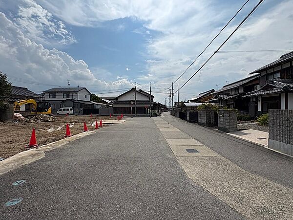 1号地側から1号地を見た前面道路になります。とても広いですね！