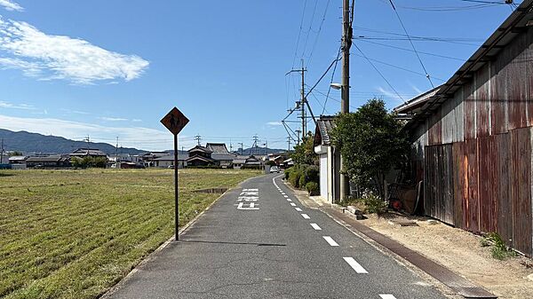 今は4m程度の道路で対向車が来た時に離合するのがとても大変ですが、将来的に6mの広さに変わりますのでとても快適な街並みになりますよ！