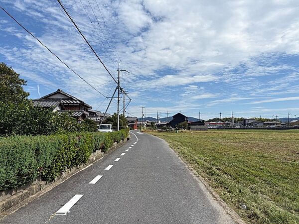 今は4m程度の道路で対向車が来た時に離合するのがとても大変ですが、将来的に6mの広さに変わりますのでとても快適な街並みになりますよ！
