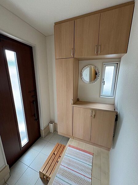 南向きの玄関ですので光がたくさん入ってきて電気を付けていなくてもとても明るいです！