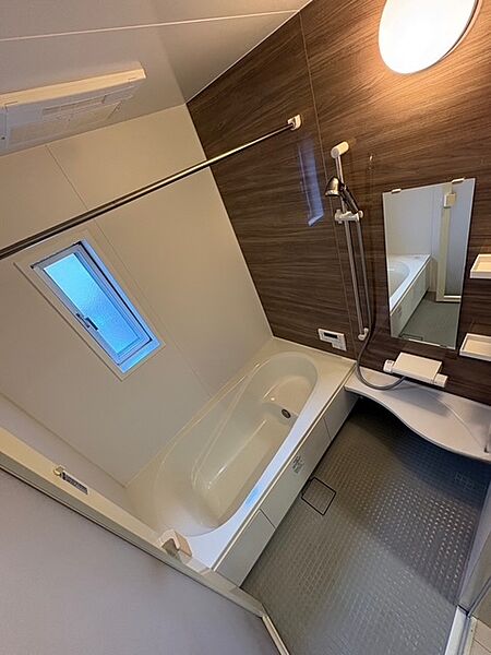 ゆったり1坪タイプのお風呂になります。お掃除のしやすいフラットな棚に半身浴のできる浴槽、室内干しのできるポールもあって欲しいものがそろっているお風呂です！