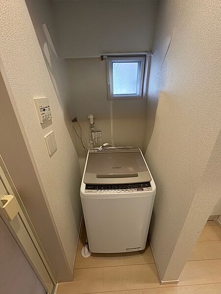 洗面台横の洗濯機置き場になります。一枚壁があるだけでちょっとプライベートな部分を隠せるのがいいですね！洗濯機上のスペースも突っ張り棒などで棚を作れば収納力アップ！