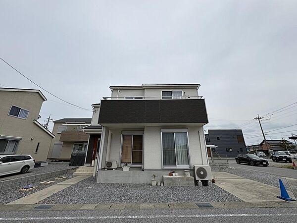 大きなバルコニーが屋根の役目をしてくれているので、掃き出し窓の下のちょっとしたスペースが有効活用できますね！
