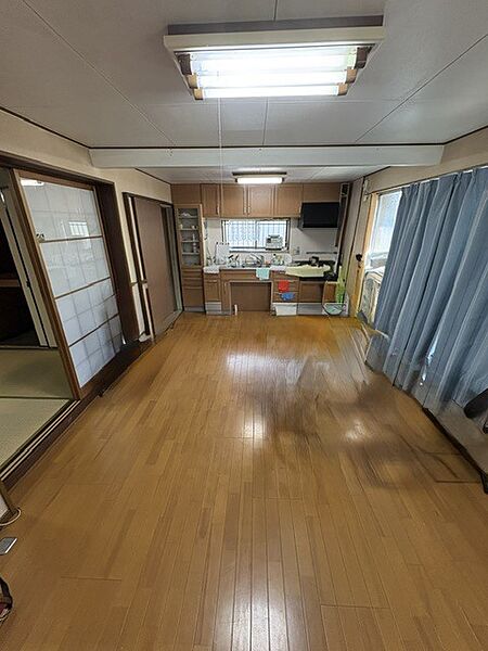 使いやすいシステムキッチンのあるLDKです！ここでも十分な広さがありますが、別で広いリビングに使えるお部屋もあります！