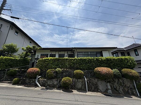 広々83坪以上の敷地ですし隣家との間も開いてますのでとても風通しがいいです！少し高台になっているので道路を通られる方の目線も気になりません！