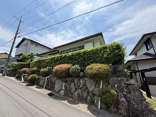 広々83坪以上の敷地ですし隣家との間も開いてますのでとても風通しがいいです！少し高台になっているので道路を通られる方の目線も気になりません！