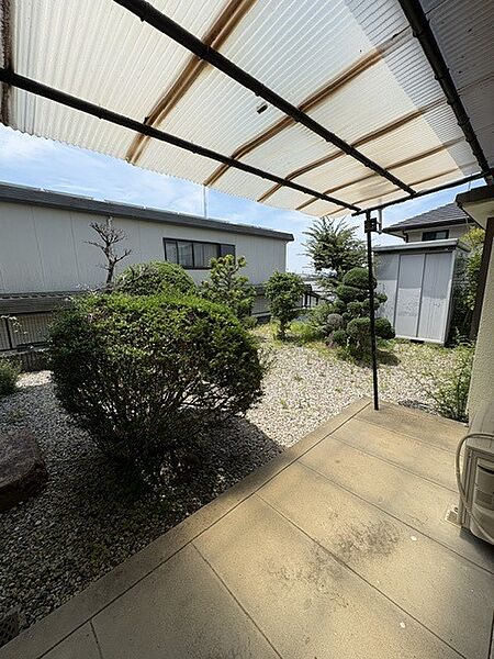 南側がお庭として広く空いているので日当たりがとてもいいです！道路と反対側ですのでプライベートな空間です！