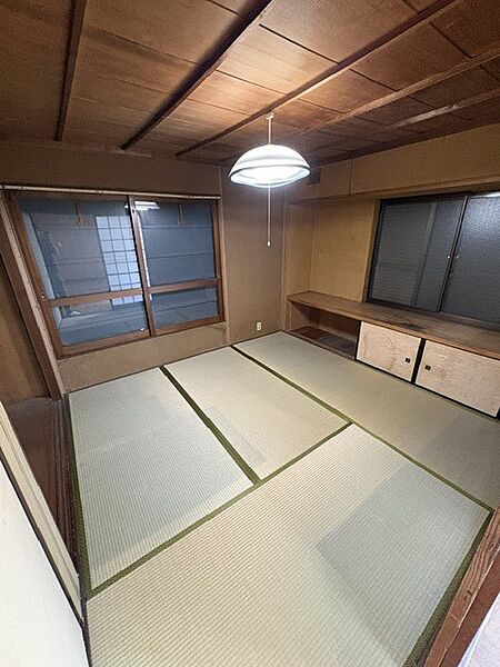4.5帖の和室です。出窓部分があるので実際の広さより大きく感じます！