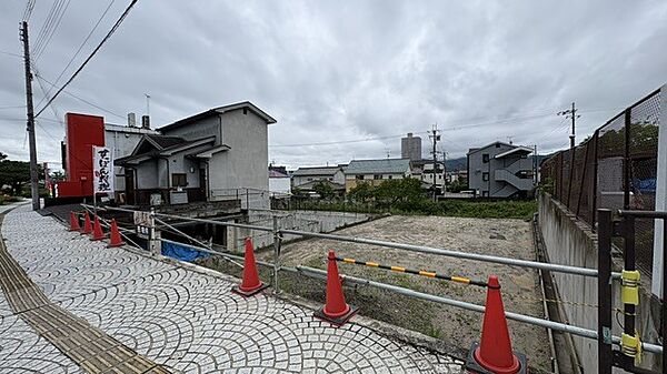 敷地の場口が約13ｍありますので建物や駐車場などいろんな配置で考えられますね！