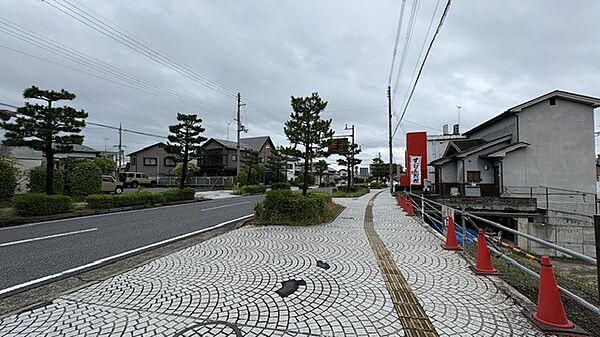 近江神宮へ向かう大きな道路沿いですので視認性もとても良いです！歩道も広いですね！