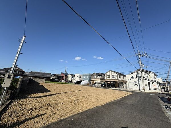 前面道路が抜け道ではなく、近隣にお住いの方達しか通らない生活道路のため交通量が少なく小さなお子様がおられるご家庭でも安心ですね！