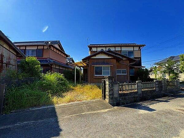 南東側から現地を撮影。間口が広いので車も停めやすくたくさん停められます！