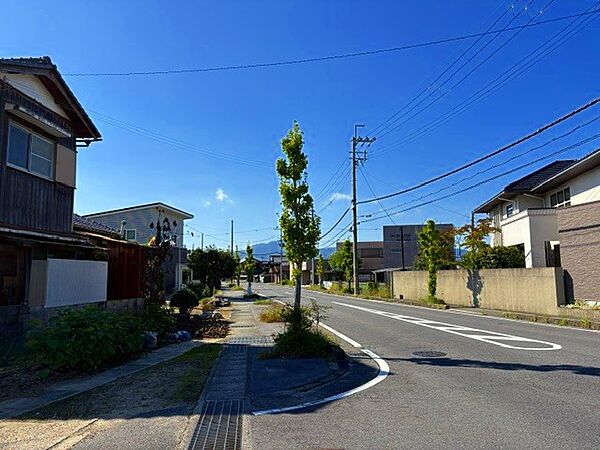 北東角から西向きに撮影。びわこ通りに面してますが歩道と並木があるので車道との距離もあり安心できますね。大きな道ですが、浜街道を過ぎれば車の数もグッと減りますのでとても静かです！