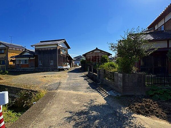 北東角から南向きに撮影。実際に本物件敷地に入るのにはこの道路を使って入ります。近隣住民しかほぼ通らない生活道路ですので車通りもほぼなく小さなお子様がいらっしゃるご家庭でも安心できますね！