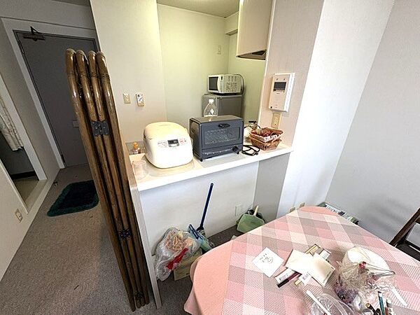 ダイニング側から見たキッチンです。カウンターキッチンですのでよく使うものを手の届くところにおいておけるのが便利ですね！