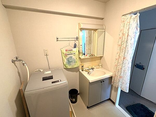 シンプルな洗面台に洗濯機置き場もありますので長期滞在にも便利です！
