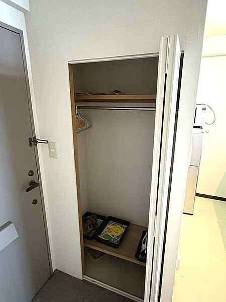 玄関すぐ横の収納になります。玄関入ってすぐにリビングになりますので、こちらのシューズボックスに靴をしまうようになっています。