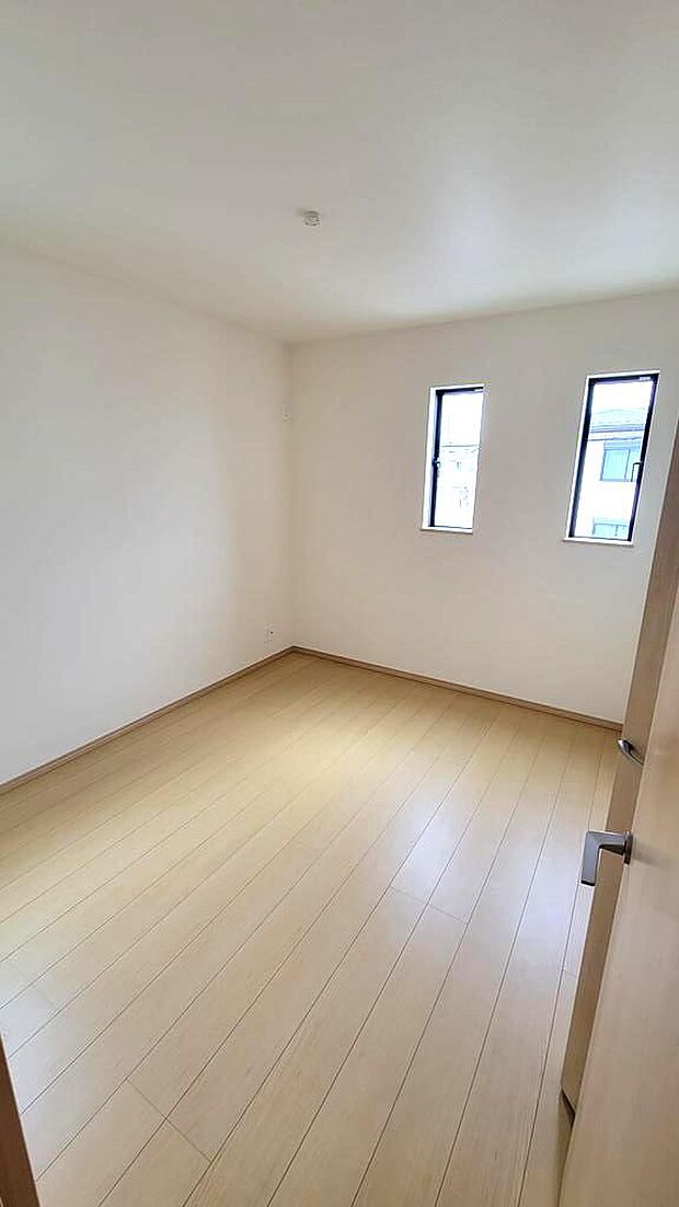 北側の洋室1☆子ども部屋や趣味部屋としても良さそうです!(※成約済みのC号棟の内装となります。ご了承ください)