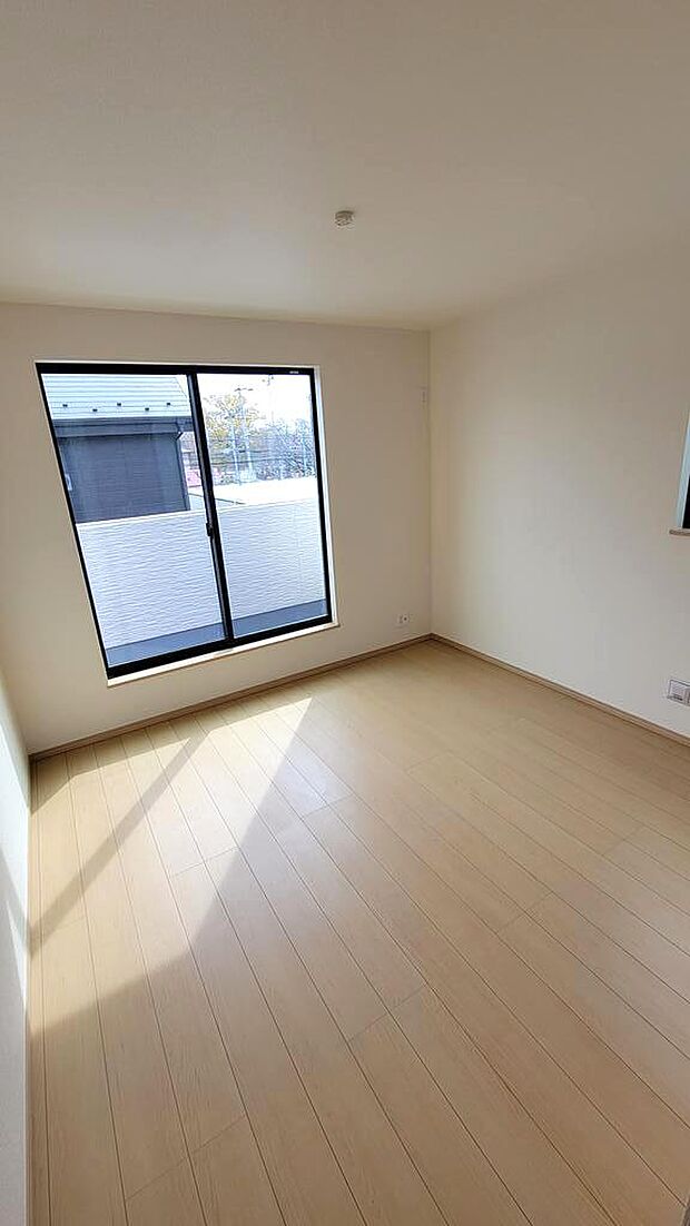 南側洋室2☆一番広いお部屋です!主寝室などにおすすめです♪(※成約済みのC号棟の内装となります。ご了承ください)