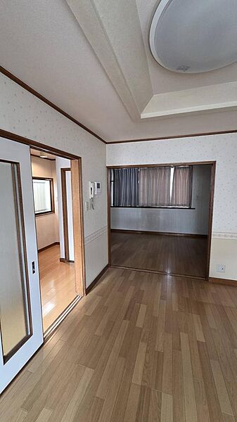 （リフォーム前写真）折り上げ天井が生む開放感で、ダイニング空間をより広く、上質に演出します。