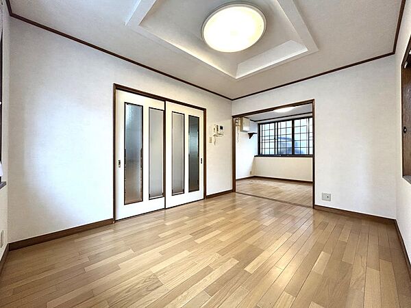 ダイニング6帖と洋室6帖の続き間は、扉を開ければ12帖のゆったり空間に。光と風が行き渡り、家族の時間をのびのび楽しめます。