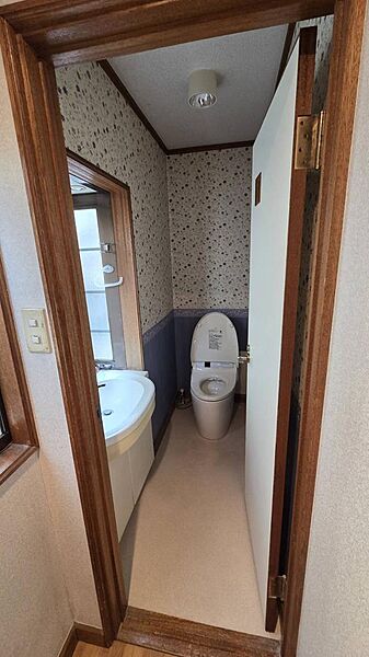 （リフォーム前写真）ゆとりある空間のトイレに窓と手洗いカウンターを完備。明るく快適で清潔感のある設計です。