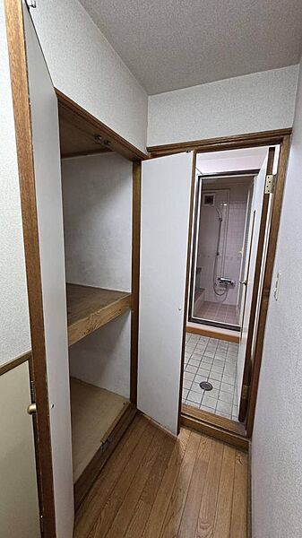 （リフォーム前写真）大容量収納付きの洗面所で使い勝手良好。生活感を抑え、すっきりとした空間を実現します。