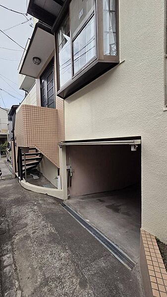 雨風や盗難から愛車を守るシャッターガレージ。安心・快適なカーライフを実現します。