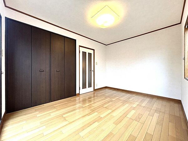 大きなクローゼットで収納も安心。お部屋を広々使える快適な住空間。