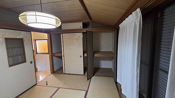 （リフォーム前写真）収納力豊富な押し入れ付き。布団や季節物もすっきり片付き、空間を広く使えます。