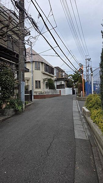 通りから一本入っているためプライバシーも確保されています。お子様の飛び出しの心配もなく、ご家族様だけの至極の空間を演出します。