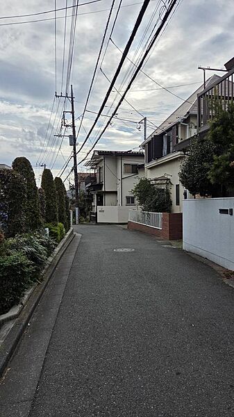 人目を気にせず、落ち着いた住環境にありながら、開放感や日当たりも確保。家族の暮らしやすさと快適性を両立します。