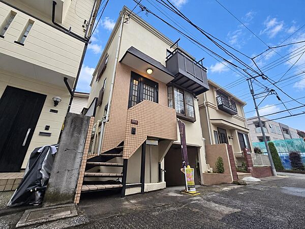 空が広く、気持ちの良い立地です。都心に近い利便性と、美しい自然を感じながら、ゆとりのある生活を叶えます。閑静な住宅街に位置しているため、緑を眺めながら贅沢な時間をお過ごしいただけます。