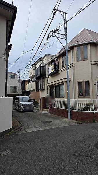 空が広く、気持ちの良い立地です。都心に近い利便性と、美しい自然を感じながら、ゆとりのある生活を叶えます。閑静な住宅街に位置しているため、緑を眺めながら贅沢な時間をお過ごしいただけます。