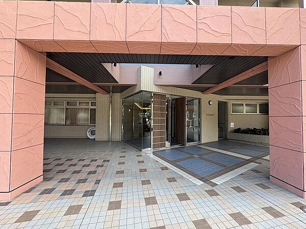 緑と公園が多い自然豊かな閑静な住宅街のマンションです。徒歩圏内に用賀駅（2分）を始めコンビニ等揃っております。