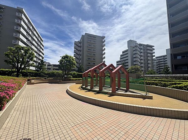 邸宅としての風格を漂わせる、品格あるエントランス。落ち着いた色調と選び抜かれた素材で仕上げられた空間が、住まう方の暮らしにふさわしい静けさと誇りをもたらします。