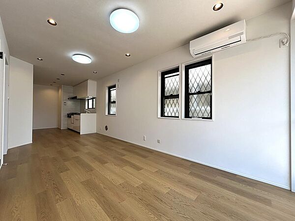 広いリビングだからこそ、家具の配置も自由自在。ダイニングやくつろぎスペースをゆったり分けたり、大きなソファで映画鑑賞を楽しんだり。あなたのライフスタイルに合わせて、空間が無限に広がります。