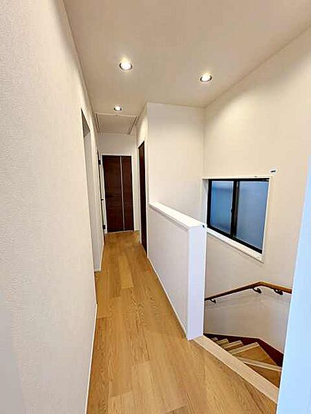 明るくゆとりのある廊下が、住まい全体に上質な印象をプラス。家族みんなが心地よく過ごせる空間です。