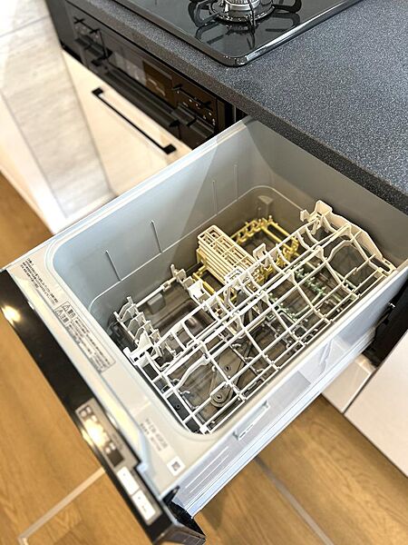 洗い物が多い時、手が荒れて水に触れたくない。そんなときの強い味方です。洗いから乾燥まで一貫して行ってくれます。今の戸建には必須と言っても過言じゃない嬉しい“主婦”思いのアイテムです。