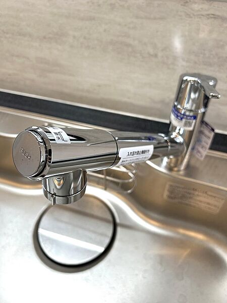 浄水器一体型水栓です。日本のお水はきれいですが、そのまま飲むのは抵抗あるかと思います。より綺麗なお水がそばにあります。