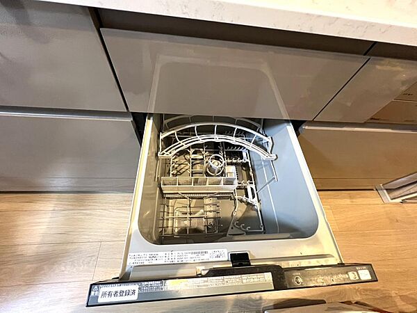 高温洗浄と乾燥で、清潔・安心。手洗いでは落としきれない汚れも、食洗機ならしっかり洗浄。忙しい毎日にうれしい頼れる設備です。