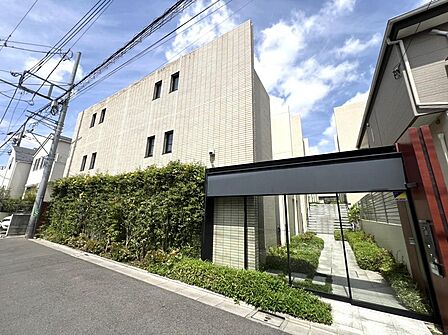 2021年度グッドデザイン賞受賞。洗練された低層レジデンスならではの美しい街並みと、緑を感じる共用空間が、日々の暮らしに上質な時間を演出します。