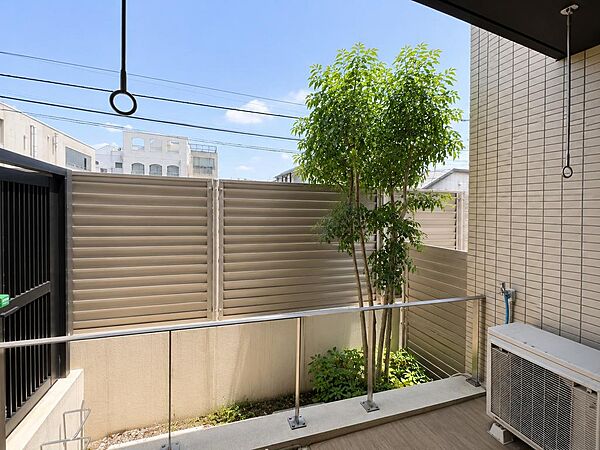 外からの視線を気にせず、光と風だけを招くプライベートテラス。読書やコーヒータイムにもぴったりな、癒しの空間を毎日の暮らしにプラスしませんか？