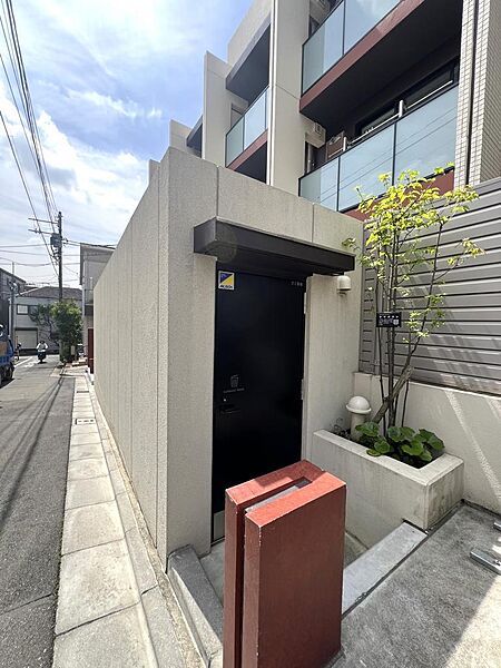 整理整頓の行き届いた清潔感あるゴミ置場を完備。24時間ゴミ出し可能なため、曜日や時間に縛られず、快適でスマートなマンションライフを実現します。